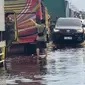 Salah satu titik kemacetan di Jalan Lintas Timur Riau-Jambi di Kabupaten Pelalawan yang terendam banjir. (Liputan6.com/M Syukur)