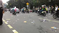 Sampah berserakan di Jalan Medan Merdeka Timur, Jakarta Pusat, Jumat (14/10/2016). (Liputan6.com/Ahmad Romadoni)