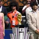 Aktris sekaligus model Jung Ho Yeon bawakan tropi Piala Dunia dalam balutan dress pink ((Photo by David Ramos / GETTY IMAGES NORTH AMERICA / Getty Images via AFP)