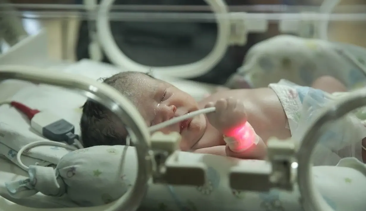 "Proses juga cepet sekali sebelumnya sempet ada kendala di rahim, jadi kita mempercepat proses caesar ini. Alhamdulillah dilakukan kurang lebih dalam 20 menit berjalan lancar sekarang lagi observasi after caesar," ujar Findo. (Bambang E. Ros/Bintang.com)