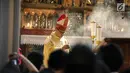Uskup Agung Jakarta Ignatius Suharyo memimpin prosesi Misa Pontifikal Natal di Gereja Katedral, Jakarta, Senin (25/12). (Liputan6.com/Faizal Fanani)