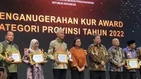 Menteri Koordinator Bidang Perekonomian Airlangga Hartarto memberikan Anugerah KUR Award dan Penyaluran KUR untuk UMKM di Pos Bloc, Gedung Filateli, Rabu (9/8/2023). (Tira/Liputan6.com)