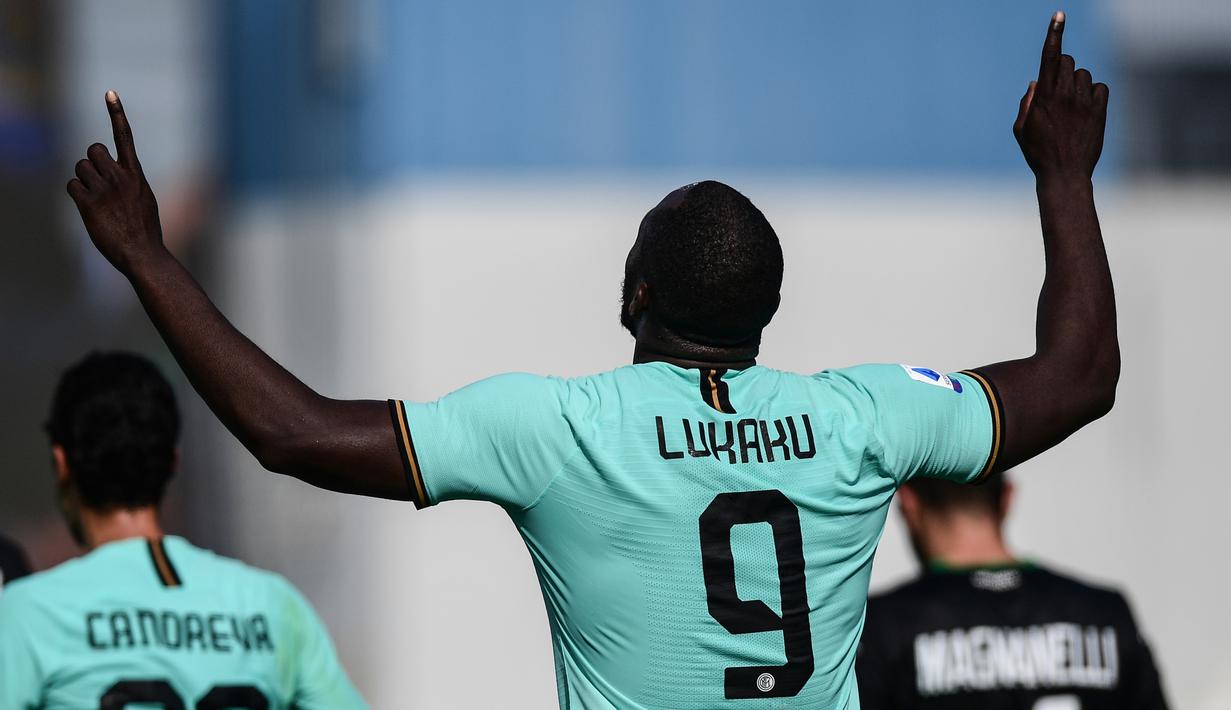 Striker Inter Milan, Romelu Lukaku, merayakan gol yang dicetaknya ke gawang Sassuolo pada laga Serie A Italia di Stadion Mapei, Reggio-Emilia, Minggu (20/10). Sassuolo kalah 3-4 atas Inter. (AFP/Miguel Medina)