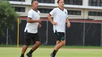 Paul Munster (kanan) memimpin sesi latihan Persebaya Surabaya&nbsp;di Lapangan Thor, Surabaya, Kamis (4/1/2024) sore WIB. (Bola.com/Wahyu Pratama)