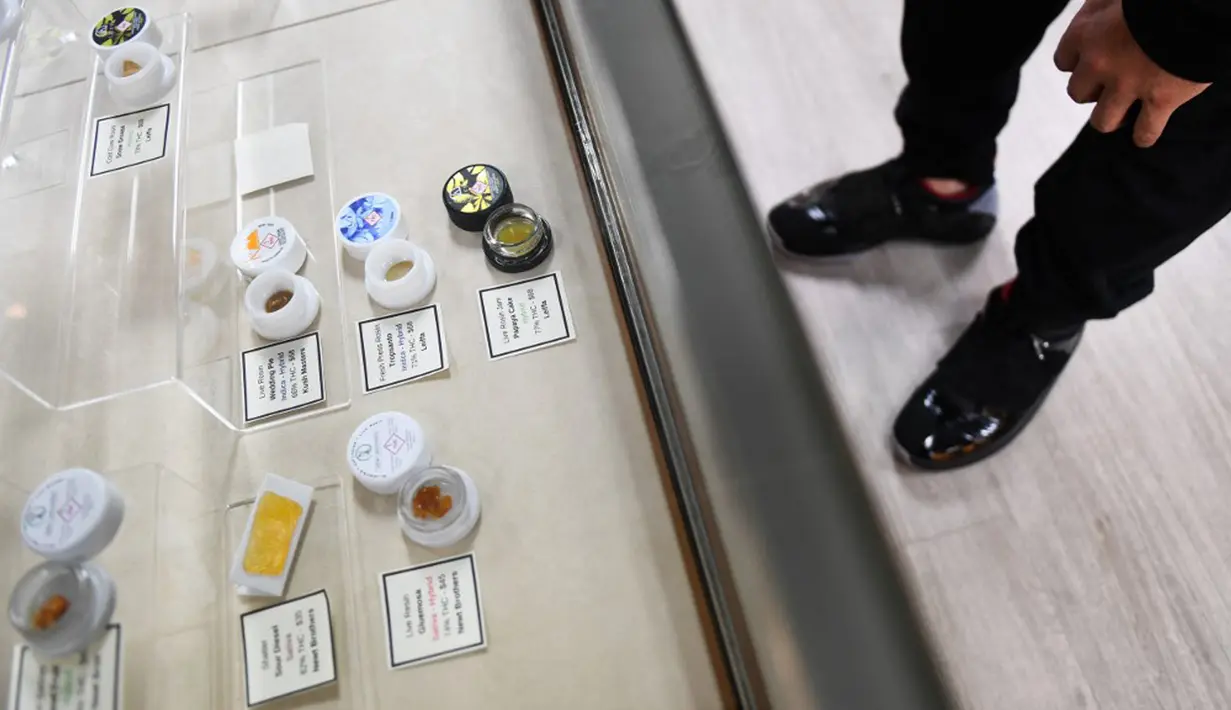 Produk konsentrat rosin ganja ditampilkan untuk dijual sebelum Mile High 420 Festival di apotek ganja Euflora, Denver, Colorado, Amerika Serikat, 20 April 2022. Puluhan ribu penggemar ganja berkumpul di Denver pada 20 April untuk merayakan legalisasi ganja rekreasi di AS. (Patrick T. FALLON/AFP)