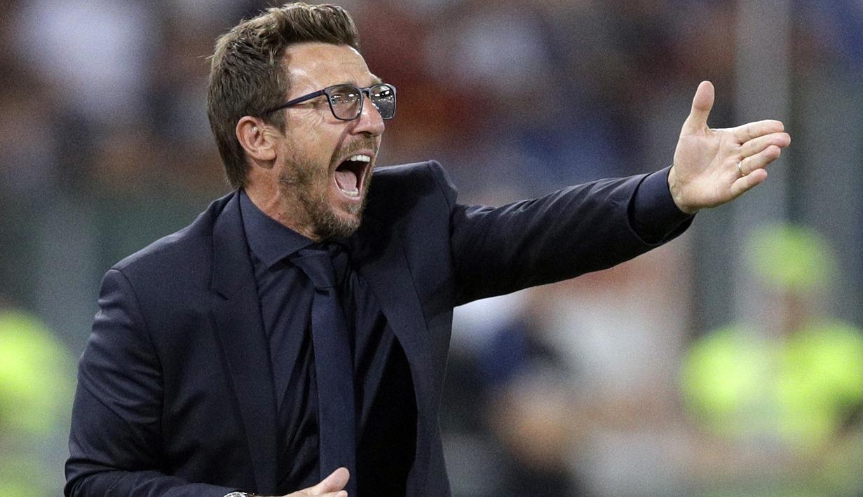 Ekspresi pelatih AS Roma, Eusebio Di Francesco memberikan arahan kepada pemainnya saat melawan Inter Milan pada lanjutan Serie A di Olympic Stadium, Roma (26/8/2017). Inter menang 3-1. (AP/Andrew Medichini)