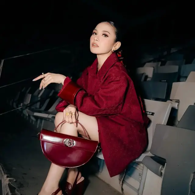 Artis Pakai Gaun Burgundy