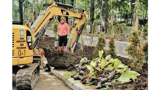 5 Momen Walikota Surabaya Ikut Bersihkan Lingkungan, Patut Dicontoh
