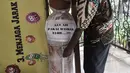 Pekerja memasang boneka pocong di Kantor Kecamatan Senen, Jakarta, Kamis (13/8/2020). Pemkot Jakpus menyiapkan peti mati dan boneka pocong untuk dipajang di setiap kecamatan sebagai peringatan akan bahaya Covid-19 dan imbauan untuk tidak mengabaikan protokol kesehatan. (merdeka.com/Iqbal Nugroho)