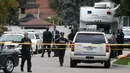 Petugas kepolisian berdiri di dekat lokasi penyerangan dengan busur panah di kawasan Scarborough, Toronto, Kanada, Kamis (25/8). Ketika polisi tiba, ketiga orang yang terdiri atas dua pria dan satu wanita dinyatakan meninggal dunia. (REUTERS/Mark Blinch)