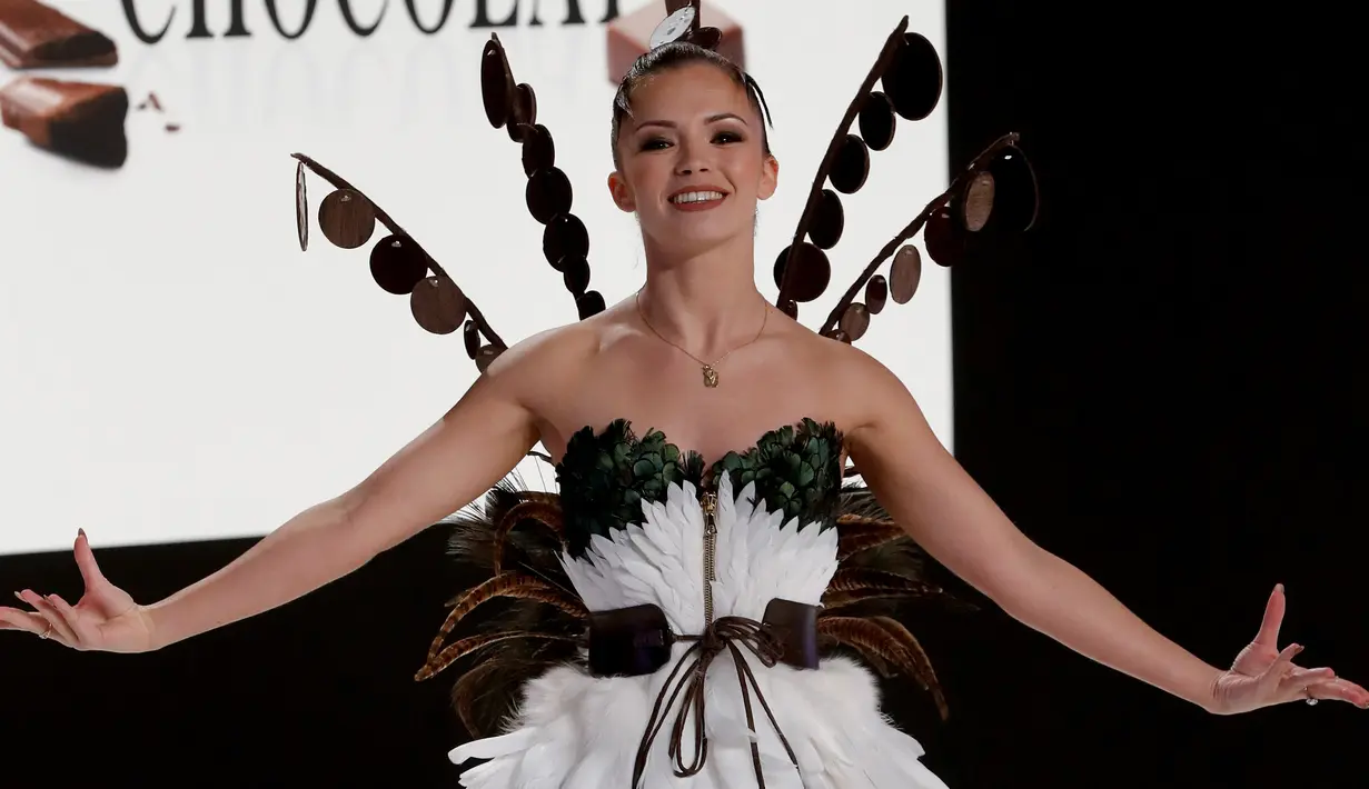 Penari Prancis, Marie Denigot mengenakan gaun bertabur cokelat saat pertunjukan sebagai bagian dari Chocolate Fair (Salon du Chocolat) di Paris, Selasa (30/10). Acara itu diselenggarakan hingga 4 November 2018 mendatang. (AP/Thibault Camus)