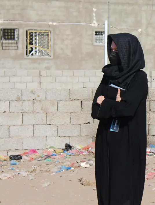 Utusan Khusus UNHCR, Angelina Jolie bereaksi di sebuah kamp untuk pengungsi internal, selama kunjungan untuk membantu menarik perhatian pada konsekuensi bencana tujuh tahun konflik pada rakyat Yaman di utara kota Aden, Yaman Selatan (6/3/2022). (AFP/Saleh Al-Obeidi)