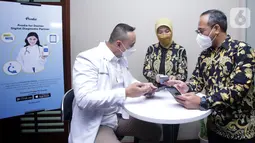 Direktur Digital Service Transformation & IT Prodia Andri Hidayat, Direktur Business & Marketing Indriyanti Rafi Sukmawati dan Dokter Prodia Health Care Kramat Rachmad Wishnu Hidayat berbincang pada peluncuran aplikasi Prodia for Doctor, Digital Diagnostic Partner Jakarta (4/4/2022). (Liputan6.com)