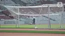 Aktivitas pekerja saat perawatan lapangan Stadion Utama Gelora Bung Karno Senayan, Jakarta Pusat, Kamis (12/1/2023). Perawatan kebersihan Stadion berkapasitas 88.083 penonton tersebut dilakukan secara rutin jelang pertandingan Internasional Sepakbola U-20 di Indonesia yang diikuti 24 negara untuk ajang bergengsi sepak bola yang akan berlangsung 20 Mei hingga 11 Juni 2023 mendatang. (merdeka.com/Iqbal S Nugroho)