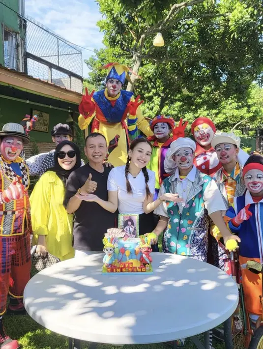 Wajah naturalnya juga ditampilkan saat ulang tahunnya dirayakan bersama keluarga. Nampak, gaya rambutnya dikepang dua.  (@ayutingting92)