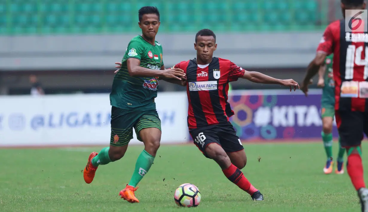Gelandang Persipura, Osvaldo Haay (tengah) berebut bola dengan pemain PS TNI pada lanjutan Liga 1 Indonesia di Stadion Patriot Candrabhaga, Bekasi, Sabtu (4/11). Persipura kalah 1-2. (Liputan6.com/Helmi Fithriansyah)