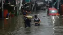 Dalam beberapa hari terakhir, kawasan pesisir Jakarta Utara seperti Muara Angke dan Muara Baru terkena musibah banjir rob. (merdeka.com/Arie Basuki)
