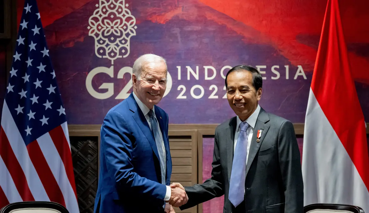 <p>Presiden Joko Widodo bersalaman dengan Presiden Amerika Serikat (AS) Joe Biden saat mengadakan pertemuan bilateral di Nusa Dua, Bali (14/11/2022). Pertemuan digelar menjelang Konferensi Tingkat Tinggi (KTT) G20. (AFP/Saul Loeb)</p>