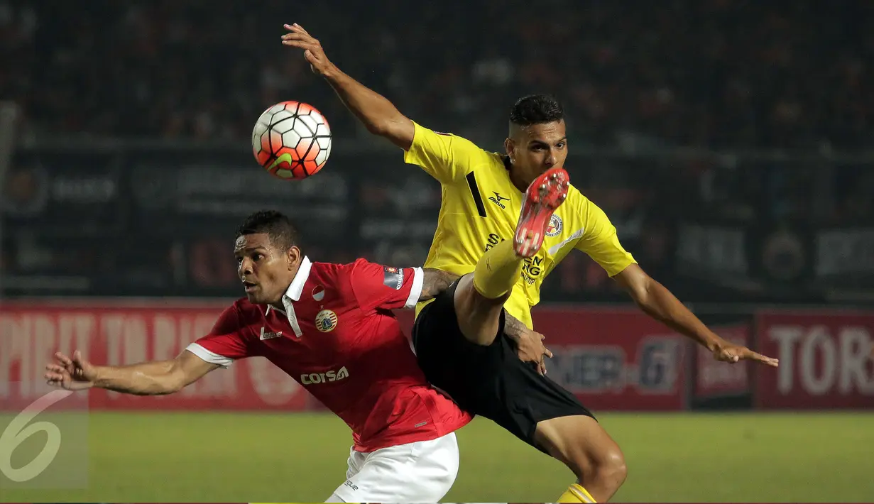 Penyerang Persija, Jose Adolfo Guerre (kiri) berebut bola dengan Casio Fransisco (Semen Padang) di laga Torabika Soccer Championship presented by IM3 Ooredoo di Stadion GBK, Jakarta, Minggu (8/5/2016). Persija unggul 1-0. (Liputan6.com/Helmi Fithriansyah)