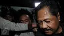 Ekspresi Politisi Partai Golkar, Budi Supriyanto ketika tiba di Gedung KPK usai dijemput paksa dari Semarang, Jakarta,Selasa (15/3/2016). Budi Supriyanto tak berkomentar sedikitpun saat tiba di gedung KPK. (Liputan6.com/Helmi Afandi)