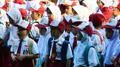 Seorang siswi menguap saat di halaman sekolah SDN 03, Pesanggrahan, Jakarta Selatan, Senin (16/7). Hari ini merupakan hari pertama masuk sekolah bagi para siswa dari jenjang TK hingga SMA untuk tahun ajaran 2018-2019. (Merdeka.com/Arie Basuki)