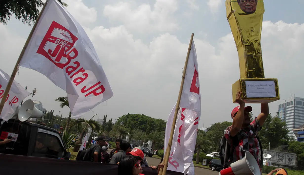 Aksi damai ini digelar terkait sikap Presiden SBY dalam undang-undang pemilihan kepala daerah, Jakarta, (30/9/14). (Liputan6.com/Faizal Fanani)
