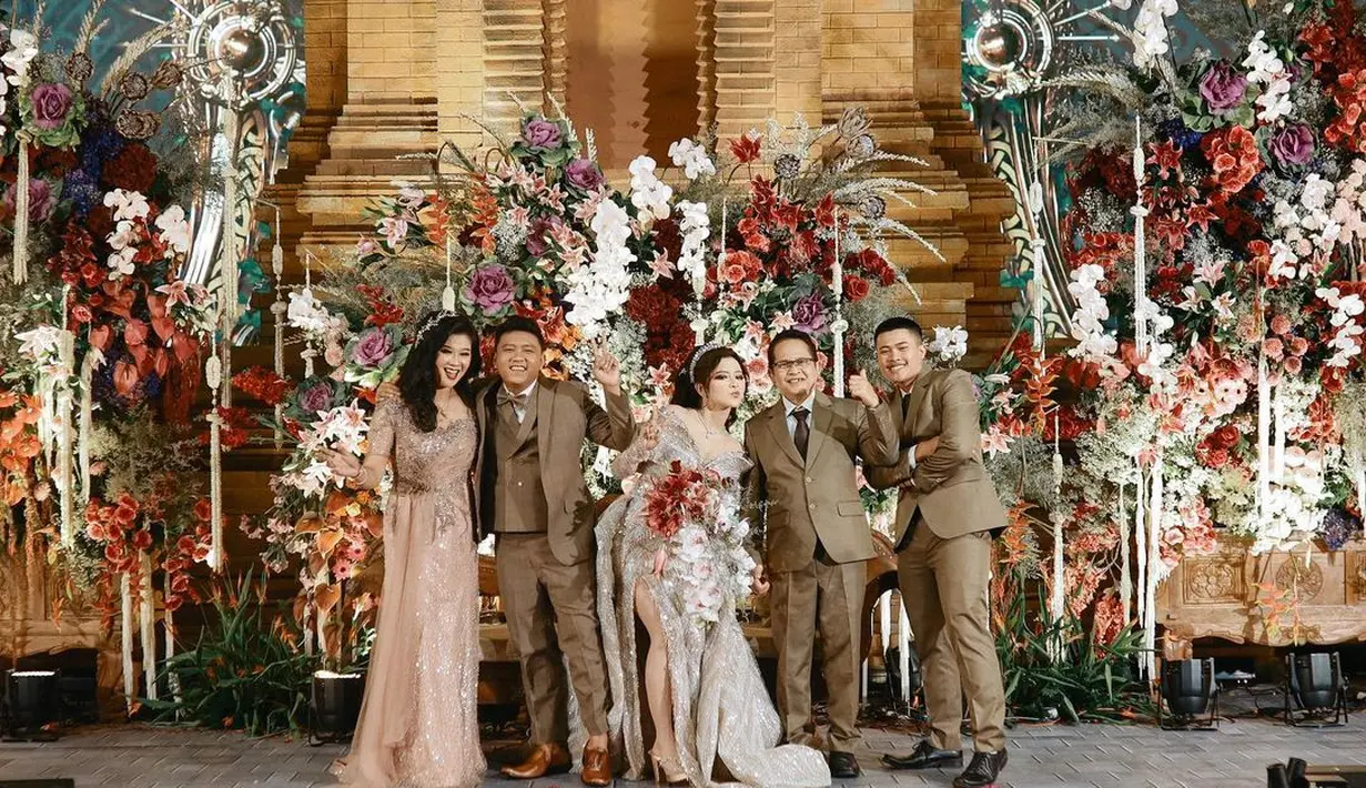 Bella mengenakan gaun slim model off shoulder rancangan @khadijahazzahra_makeup. [Instagram/bellabonita_r.a]