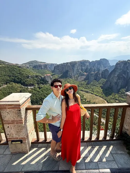 Tak hanya dress putih, Luna Maya juga kenakan strapless dress merah panjang dengan aksesori yang sama [@luna maya]