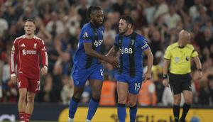 Winger&nbsp;Bournemouth, Antoine Semenyo (kiri), merayakan golnya ke gawang Liverpool di Anfield, Sabtu (16/08/2025) dini hari WIB. (AP Photo/Ian Hodgson).