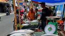Pembeli memilih ikan bandeng yang di jual di Rawa Belong, Jakarta, Jumat (20/1/2023). Penjual bandeng musiman ini menjual daganganya jelang perayaan Imlek yang dijual dengan harga mulai dari Rp. 50.000 hingga Rp. 90.000 per kilonya. (Liputan6.com/Angga Yuniar)