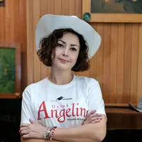 Artis senior Roweina Umboh mengaku bangga saat dirinya dihujat masyarakat berkat kelakuannya menganiaya seorang anak. Ia menilai bahwa akting yang diperankan berhasil. (Adrian Putra/Bintang.com)