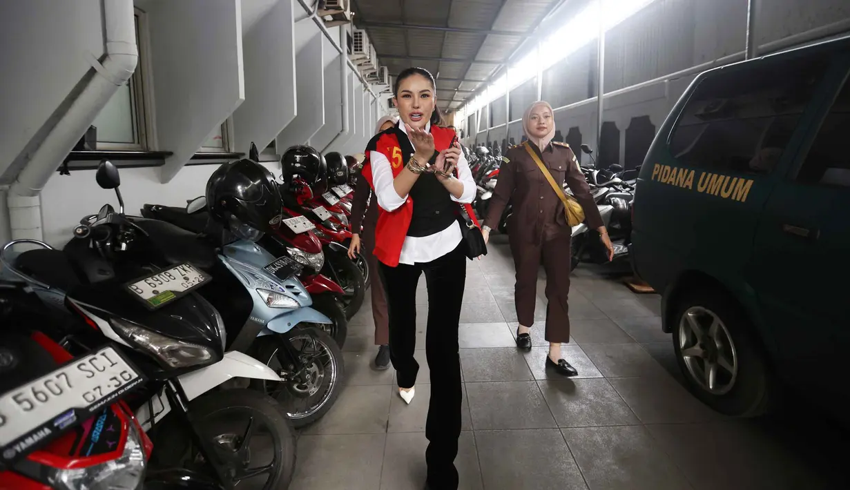 Jaksa Penuntut Umum (JPU) menuntut majelis hakim Pengadilan Negeri (PN) Jakarta Selatan menghukum artis Nikita Mirzani dengan pidana 11 tahun penjara dan denda sebesar Rp2 miliar subsider 6 bulan kurungan. (Kapanlagi.com/Budy Santoso)