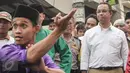 Cagub DKI Jakarta, Anies Baswedan disambut jawara palang pintu saat mengunjungi kawasan Menteng Dalam, Jakarta, Kamis (2/2). (Liputan6.com/Yoppy Renato)