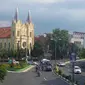 Gereja Katholik di Kayutangan, salah satu gereja tertua di Kota Malang. Di sampingnya dulu gedung Concordia Societit kini berubah jadi pusat berbelanjaan. (Liputan6.com/Zainul Arifin)