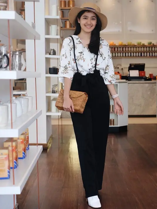 Nah, setuju kan kalau Cut Syifa disebut imut banget. Coba lihat, kali ini Cut Syifa memakai jumpsuit hitam dan kemeja putih. Juga topi berwarna cokelat yang warnanya senada dengan clutchnya. (Instagram/cutsyifaa)