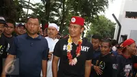 Calon gubernur DKI Agus Yudhoyono berkampanye di Rusun Jatinegara Barat, Jatinegara, Jakarta, Minggu (8/1). Di sini, Agus mendapat deklarasi dukungan dari Relawan Emas (Menangkan Agus-Sylvi) yang mewakili korban gusuran. (Liputan6.com/Immanuel Antonius)