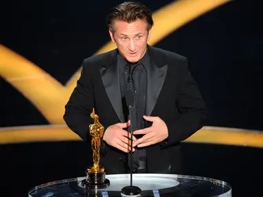 Peran sebagai seorang homoseks membawa Sean Penn meraih Oscar untuk kategori aktor terbaik tahun 2009. Penn dengan perannya di MILK, berhasil mengalahkan pesaing beratnya, Mickey Rourke di film THE WRESTLER. (AP Photo/Mark J. Terrill)