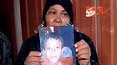 Orangtua Jefri Adriansyah, korban penculikan, harus menunda niat mereka mengambil jenazah anaknya karena tim medis RS Polri tengah menyelesaikan proses visum.