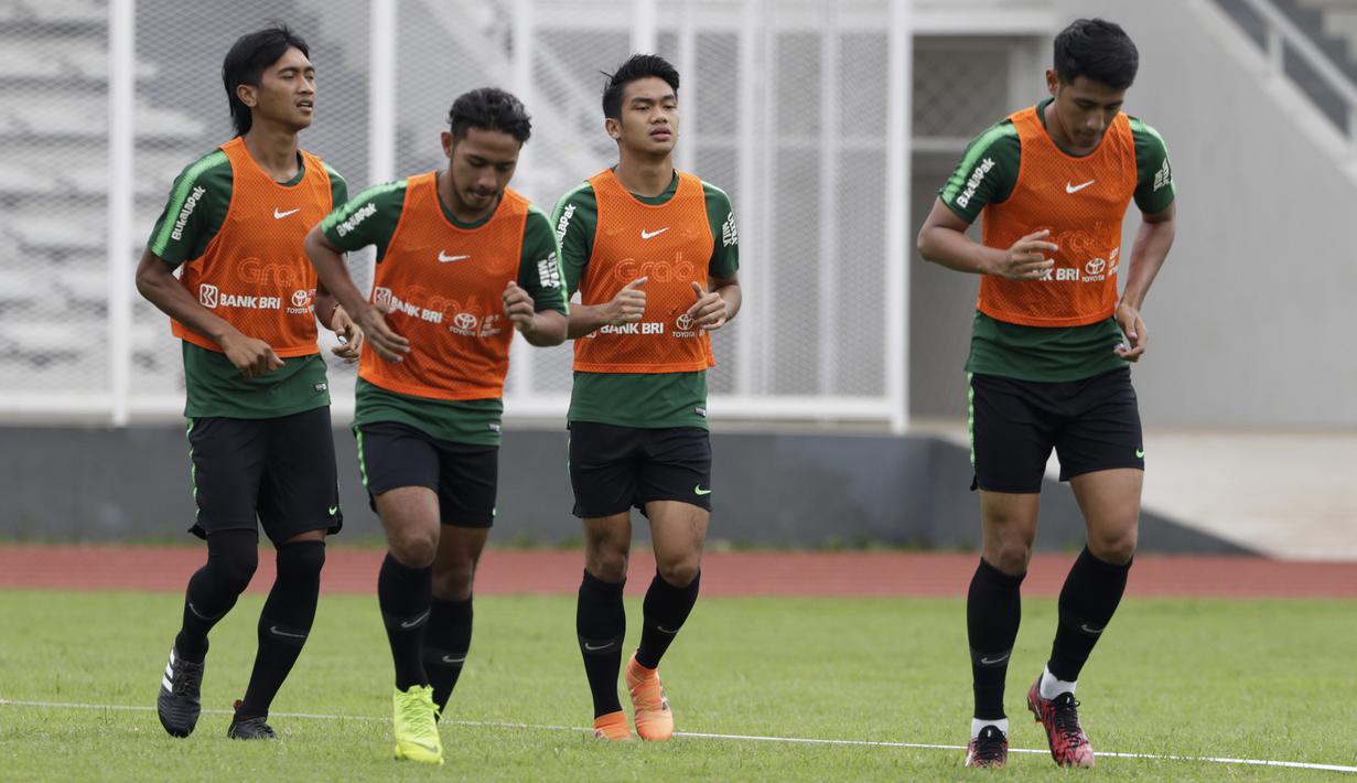 Pemain Timnas Indonesia U-22, Gian Zola, bersama rekan-rekannya berlari saat latihan di Stadion Madya, Jakarta, Jumat (18/1). Latihan ini merupakan persiapan jelang Piala AFF U-22. (Bola.com/Yoppy Renato)