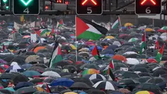 Para demonstran berbaris melintasi Jembatan Pelabuhan Sydney, Australia, dalam sebuah aksi unjuk rasa untuk mendukung warga Palestina, pada 3 Agustus 2025. (DAVID GRAY/AFP)