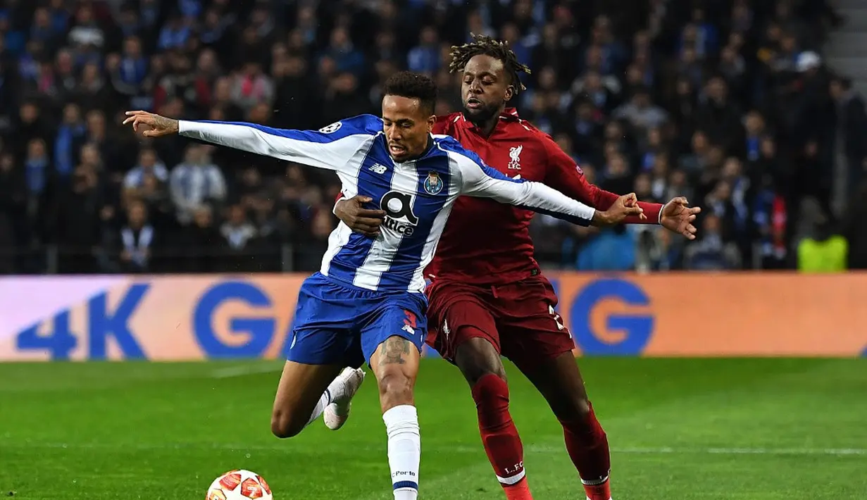 Penyerang Liverpool, Dovick Origi berduel dengan Eder Militao pada leg kedua babak perempat final Liga Champions yang berlangsung di Stadion do Dragao, Porto, Kamis (17/4). Liverpool menang 4-1 atas Porto. (AFP/Miguel Riopa)