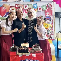 Ayu Ting Ting tampil kompak bersama Bilqis mengenakan seragam SD dengan ciri khas atasan kemeja putih dan rok rempel merahnya. @ayutingting92.