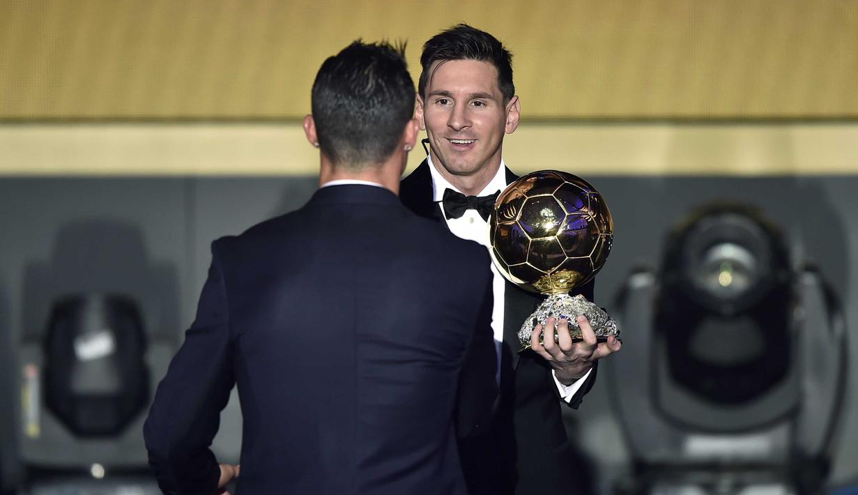 Lionel Messi (kanan) menerima ucapan selamat dari rivalnya Cristiano Ronaldo usai menerima penghargaan Balllon d'Or di Kongresshaus, Zurich, Selasa (11/1/2016).  (AFP Photo/Fabrice Coffrini)
