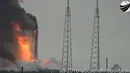 Roket tanpa awak SpaceX Falcon 9 meledak saat uji coba peluncuran di Cape Canaveral, Florida, Amerika Serikat, Kamis (1/9). Ledakan mengakibatkan hancurnya roket dan satelit yang seharusnya akan diorbitkan pada 3 September besok. (Launch Report/REUTERS)