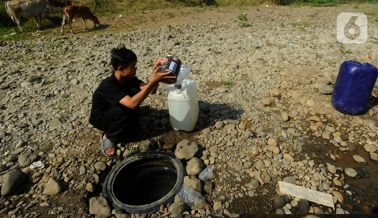 Menurut pengakuan warga, bantuan air bersih dari berbagai pihak sejauh ini belum dapat memenuhi kebutuhan mereka. (merdeka.com/Arie Basuki)