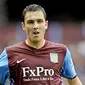 Winger Aston Villa Stewart Downing dalam pertandingan Liga Premier menghadapi West Ham di Villa Park, 14 Agustus 2010. AFP PHOTO/OLLY GREENWOOD