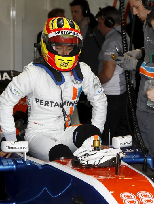 Pembalap tim Manor Racing F1 asal Indonesia, Rio Haryanto memasuki mobilnya saat sesi latihan ketiga Australian Formula One Grand Prix di Melbourne, (19/3). (REUTERS/Brandon Malone)