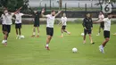 Sejumlah pesepak bola Timnas Indonesia berlatih menjelang semifinal Leg 1 Piala AFF 2022 menjamu Vietnam, di Lapangan A Kompleks Gelora Bung Karno, Jakarta, Rabu (4/1/2023). Timnas Indonesia sulit berlatih karena hujan deras yang menyebabkan Lapangan A SUGBK banjir dan banyak genangan. (Liputan6.com/Faizal Fanani)