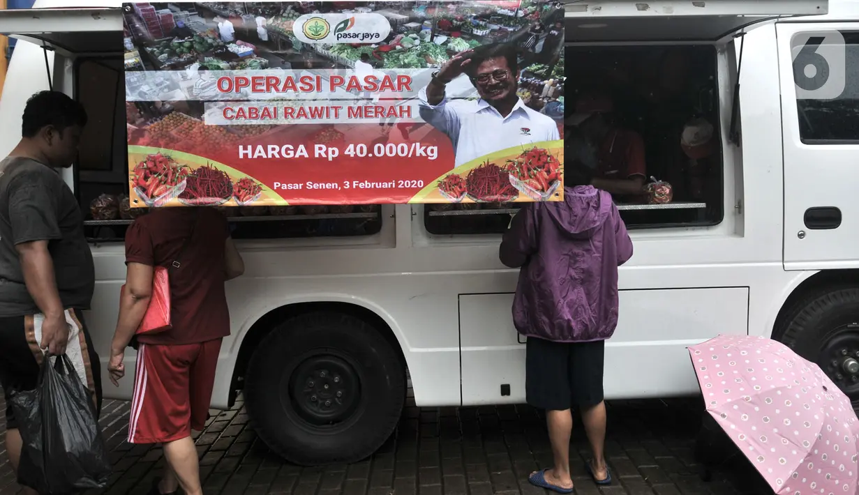 Warga membeli cabai rawit merah saat Operasi Pasar Murah di Pasar Senen, Senin (3/2/2020). Harga cabai rawit merah dijual Rp40.000 per kilogram, lebih murah dibandingkan harga pasar saat ini mencapai 90 ribu per kilogram. (merdeka.com/Iqbal S Nugroho)