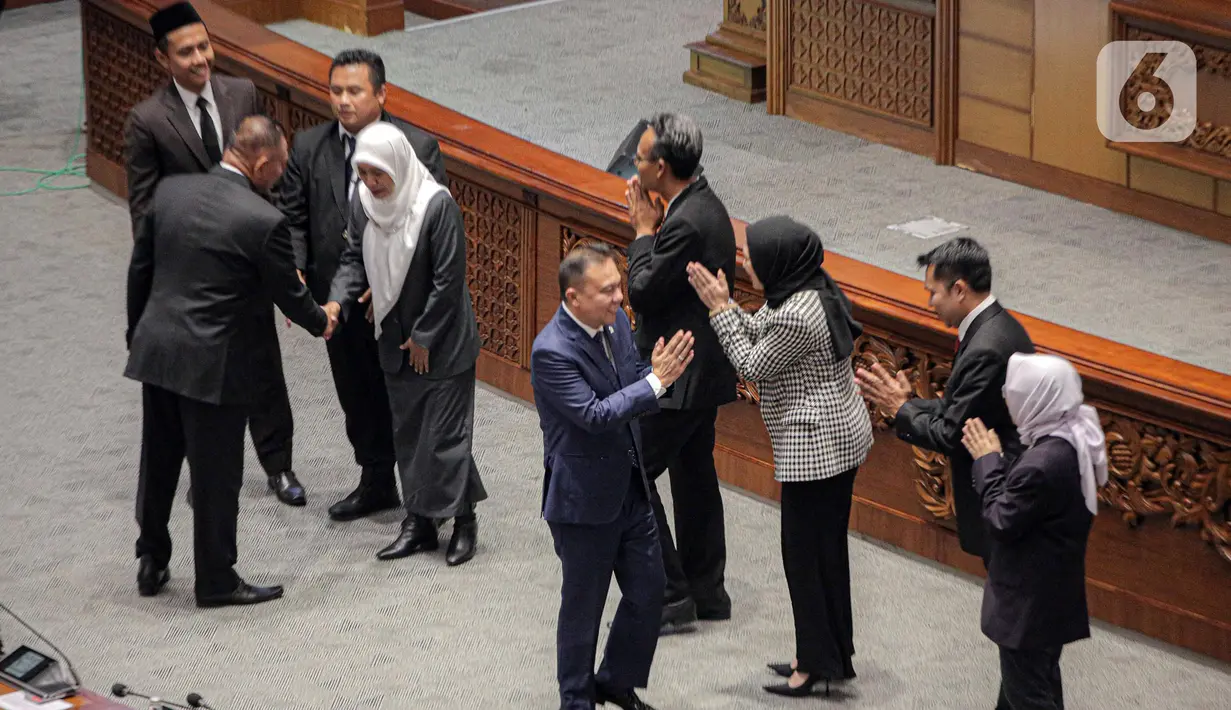Pimpinan sidang foto bersama saat Rapat Paripurna ke-15 masa persidangan III tahun 2022-2023 dalam penyampaian laporan hasil uji kelayakan dan kepatutan Calon Anggota KPI periode 2022-2025 di Kompleks Parlemen, Senayan, Jakarta, Selasa (7/2/2023). Rapat Paripurna tersebut mengesahkan calon Anggota Komisi Penyiaran Indonesia (KPI) Periode 2022-2025. (Liputan6.com/Faizal Fanani)